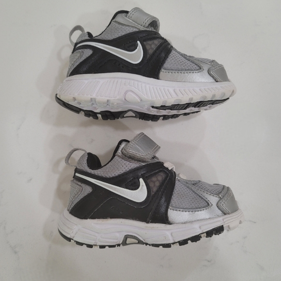 Nike Darts 9 Leather & Synthetic Silver and Black Toddler Size 4C - Picture 4 of 11